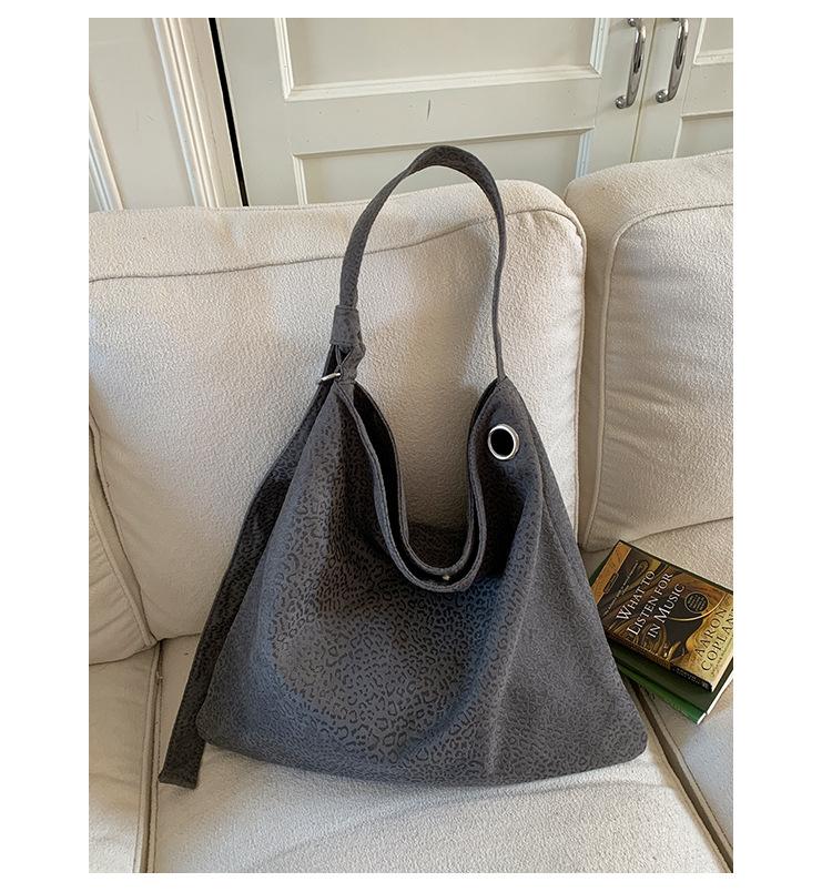 

Premium sense retro large-capacity mother and child bag 2025 new casual versatile foreign style single shoulder underarm bucket tote bag серый