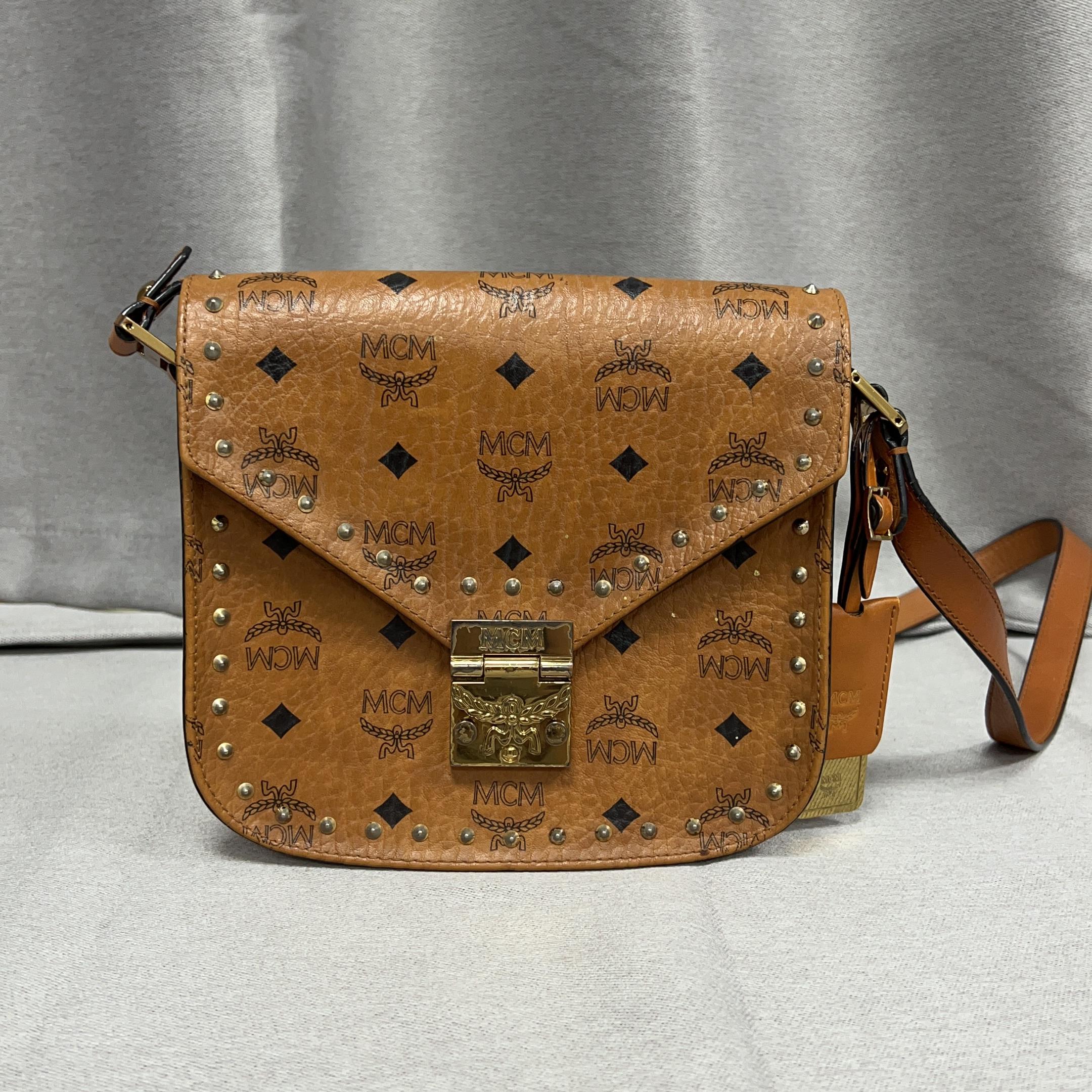 [Pre-Owned] Patricia Studded Adjustable Strap Saddle Bag - Very Good #IE8BB9 ONE SIZE
