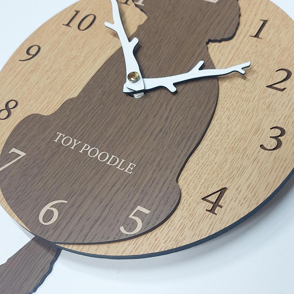 Stilvolle Holz-Pendeluhr mit einem Spielzeug-Pudel und einer braunen analogen Wanduhr, perfekt für und andere Heim-Hund. Leise, Schlafzimmer, Häuser, Dekor.