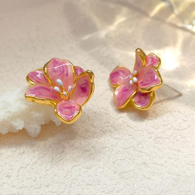Silver Needle Pink Cubic Zirconia Flower Stud Earrings – Elegant & Delicate Accessories for Women.
