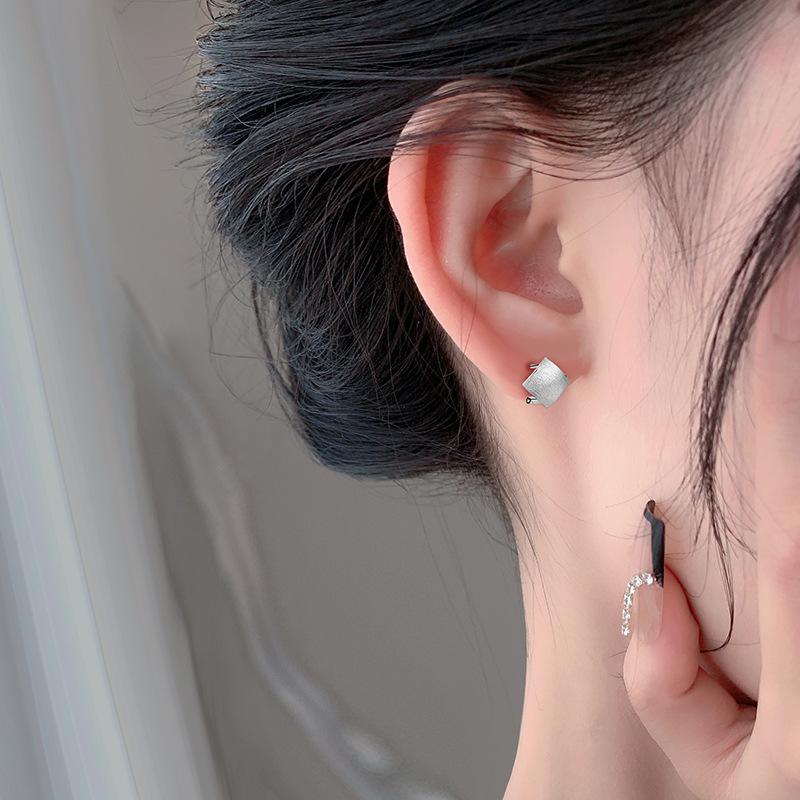 Geometrischer Quadratischer Gebürsteter Ohrstecker Schlichtes Design Kleine Quadratische Ohrringe für Damen Neuer Stil