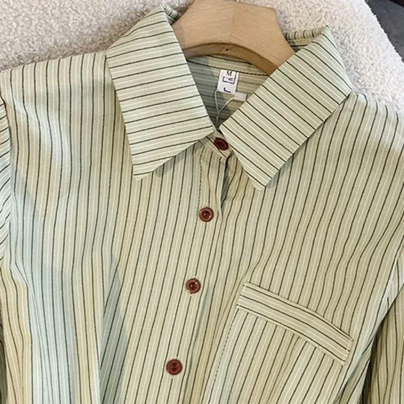 Damen Hellgrünes Gestreiftes Hemd Lässige Knopfleisten-Bluse mit Brusttasche