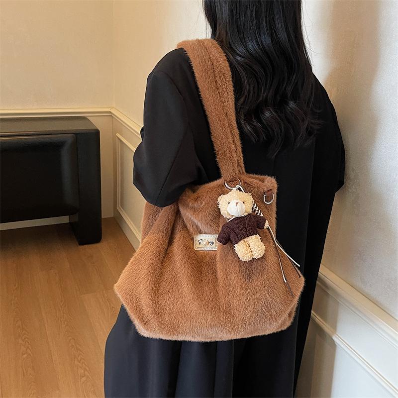Plush bag women's 2025 new autumn and winter popular fashion lazy relaxation commuter tote bag messenger bag