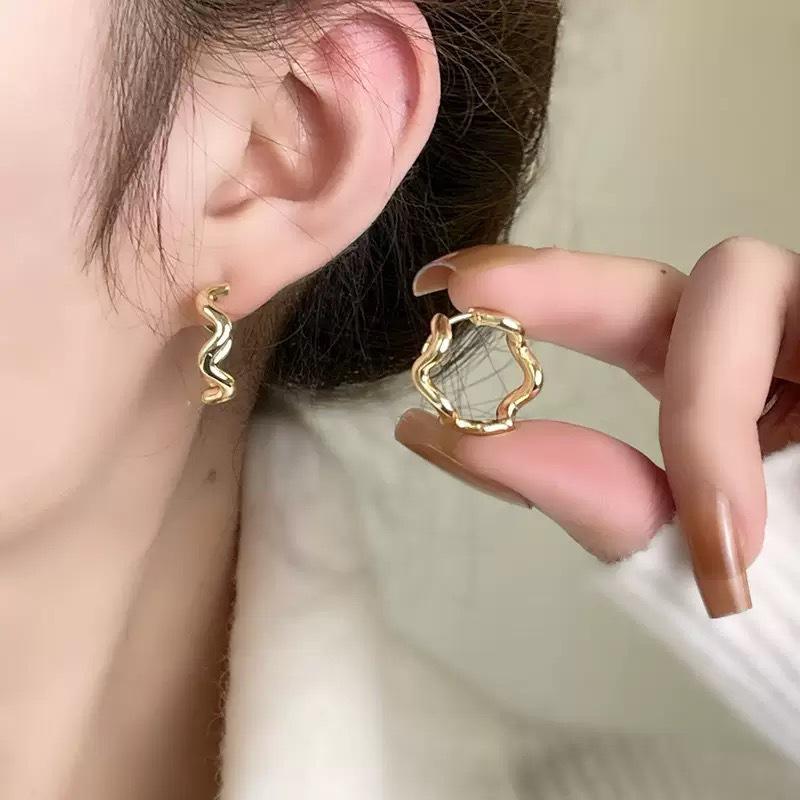 

Wave Flower Shape Women s Earrings - Elegant, Simple, Stylish Ear Studs for Autumn & Winter золотой