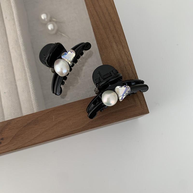 

Korean French retro freshwater pearl exquisite small hair scratching hair pin back head disc hair Korean hair accessories