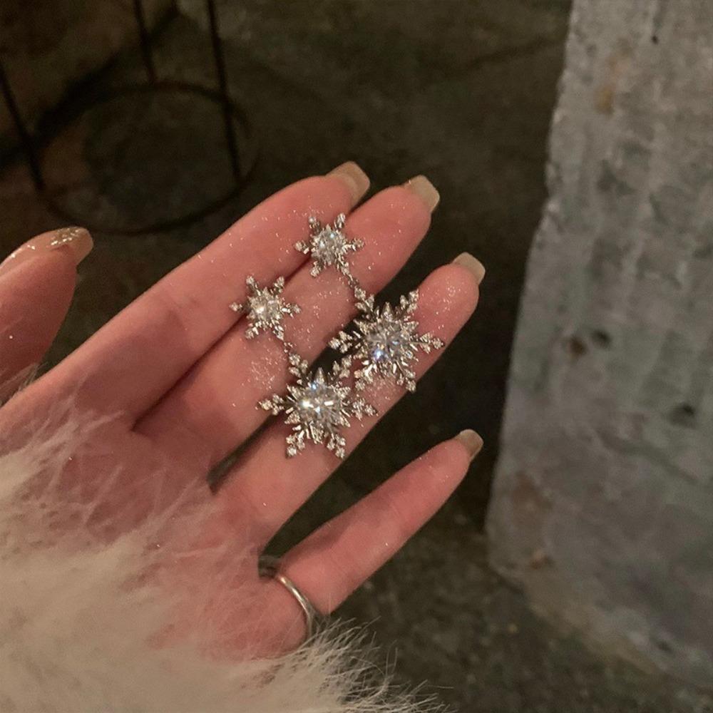 Exquisite Romantic Zircon Snowflake Tassel Dangle Earrings for Women Christmas Sweet Fashion Crystal Stud Earrings Jewelry Gifts