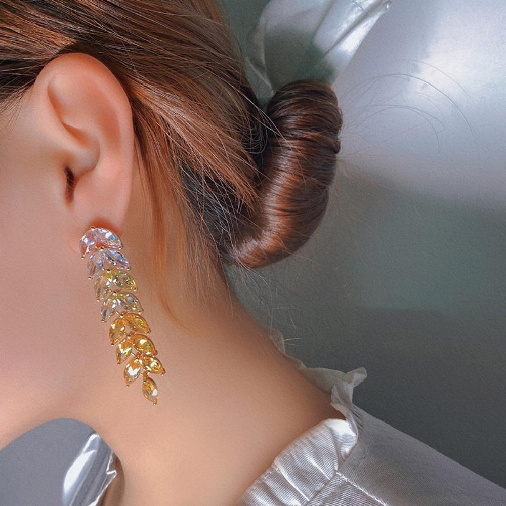 Orecchini a goccia dorati con gradiente di grano alla moda, design con nappe lunghe, orecchini a lobo in zircone placcati in argento