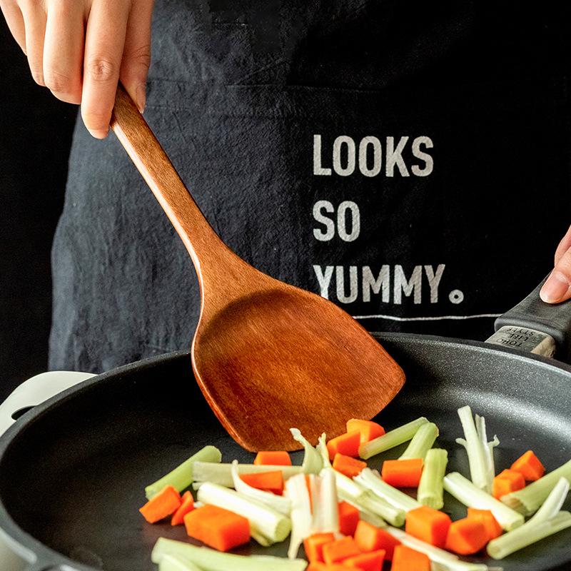 Antihaftbeschichtete Kochschaufel mit verlängertem Holzgriff und Löffel