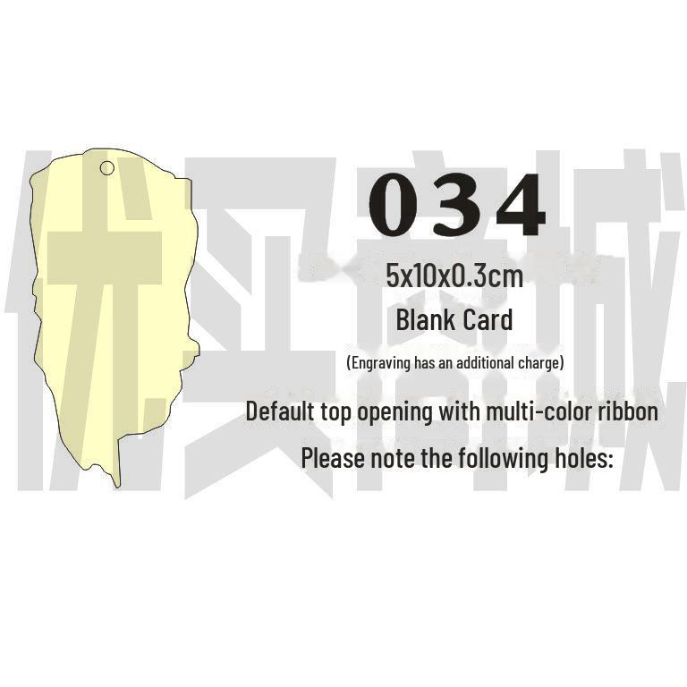 Gravovaná dřevěná karta s přáním s prázdnou visačkou a závěsnou cedulkou