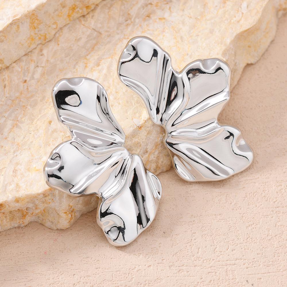 European & American Retro Irregular Leaf Earrings: Light Luxury, High-End, Fashionable Studs with Personality.