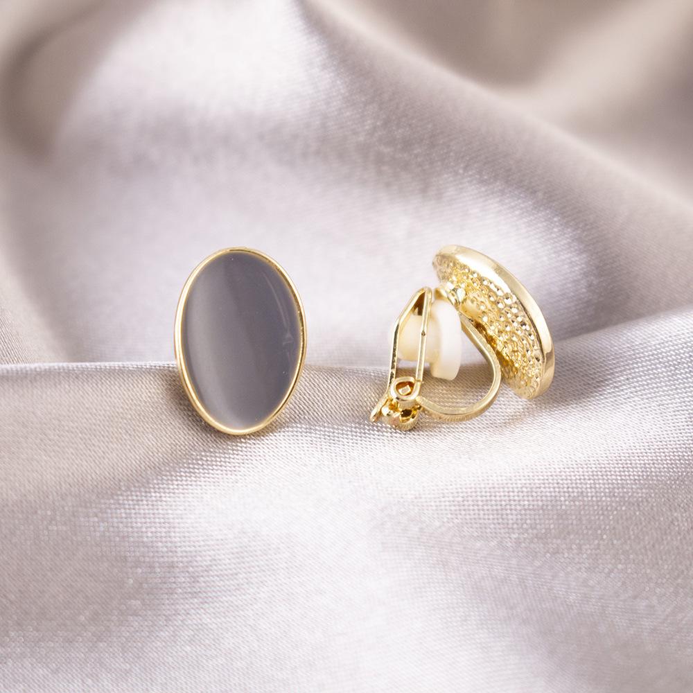 Elegant Clip-On Triangle Earrings for Non-Pierced Ears - Versatile, Light Luxury for Everyday Wear.