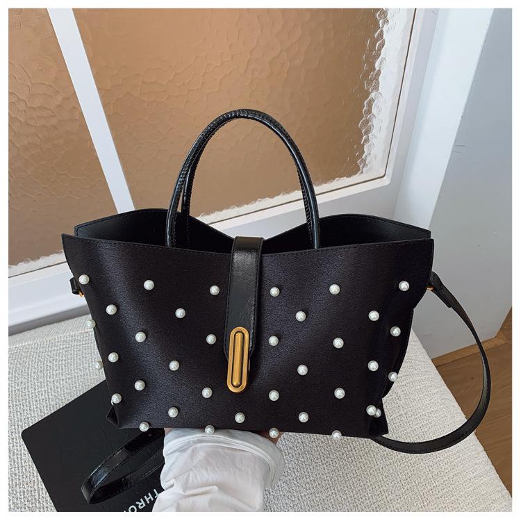 

Foreign style pearl big bag women s 2025 new fashion large-capacity tote bag casual commuter shoulder bag wing bag чорний