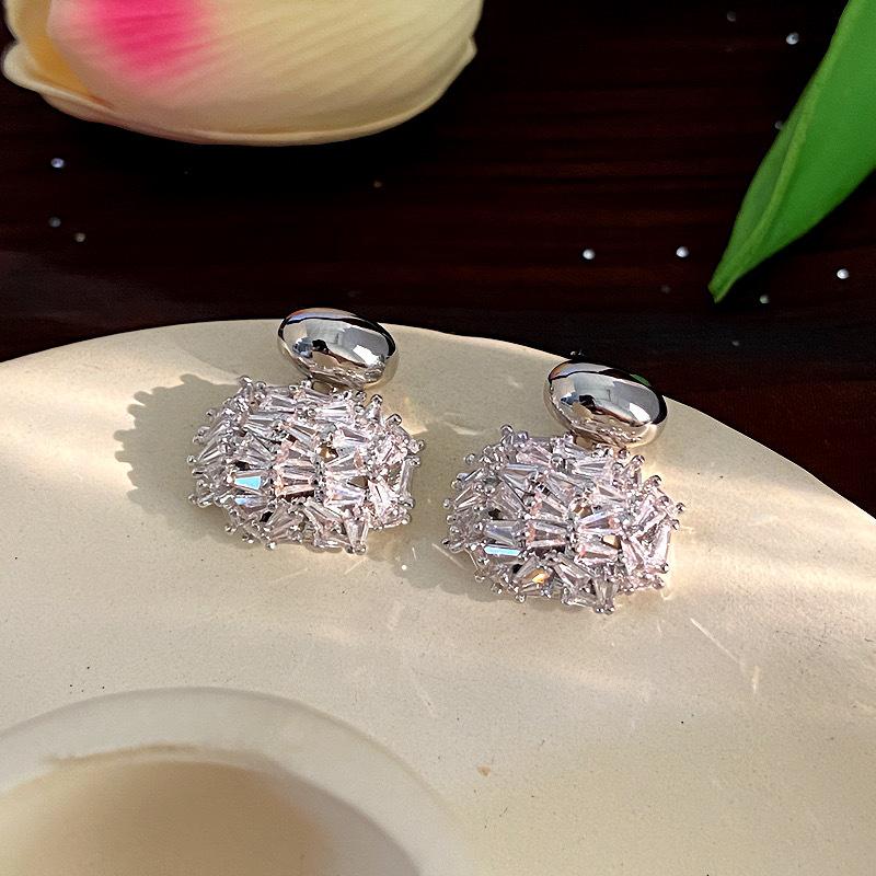 

Exquisite Oval Hollowed Out Zircon Genuine Gold Electroplating Light Luxury High-end Temperament Geometric Earrings