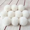 10 Stück 7cm Große Weiße Flauschige Künstliche Pelz Pompons mit Elastischer Schlaufe, Handgefertigte Bastelornamente für Hüte Schuhe Schals Zubehör