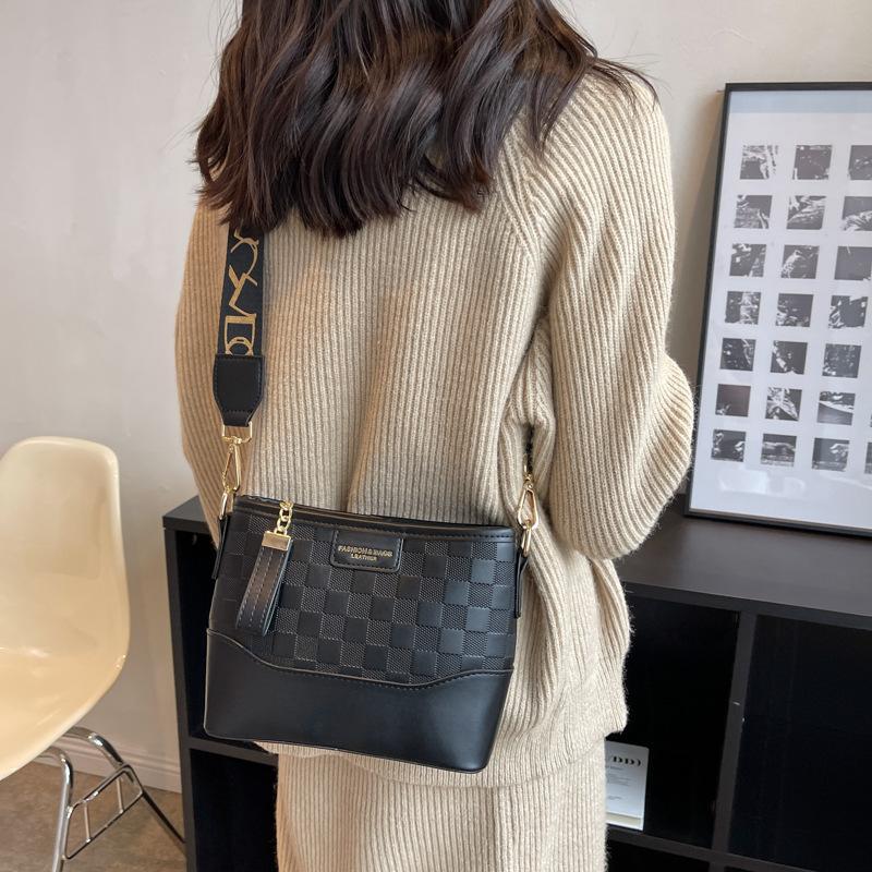 

Премиальный нишевый контрастный цвет сумка-бродяга женская 2025 новая широкополосная на плечо сумка-мессенджер популярный ромб вода 21*7*17 чёрный