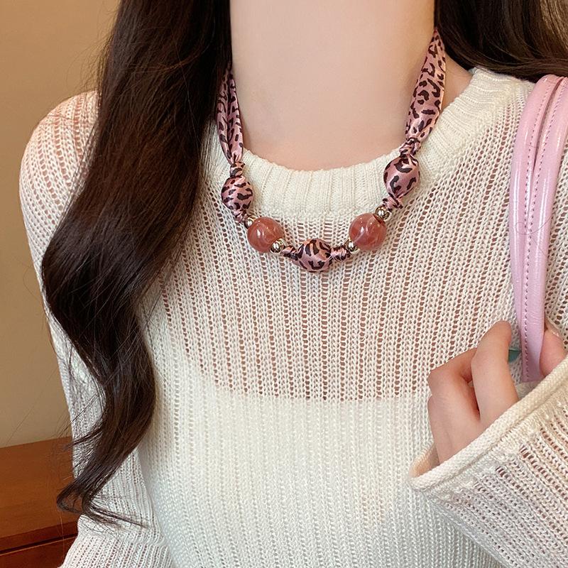 Pink Leopard Print Magnetic Pearl Necklace Women's 2026 New Niche Sweater Chain Light Luxury Accessories