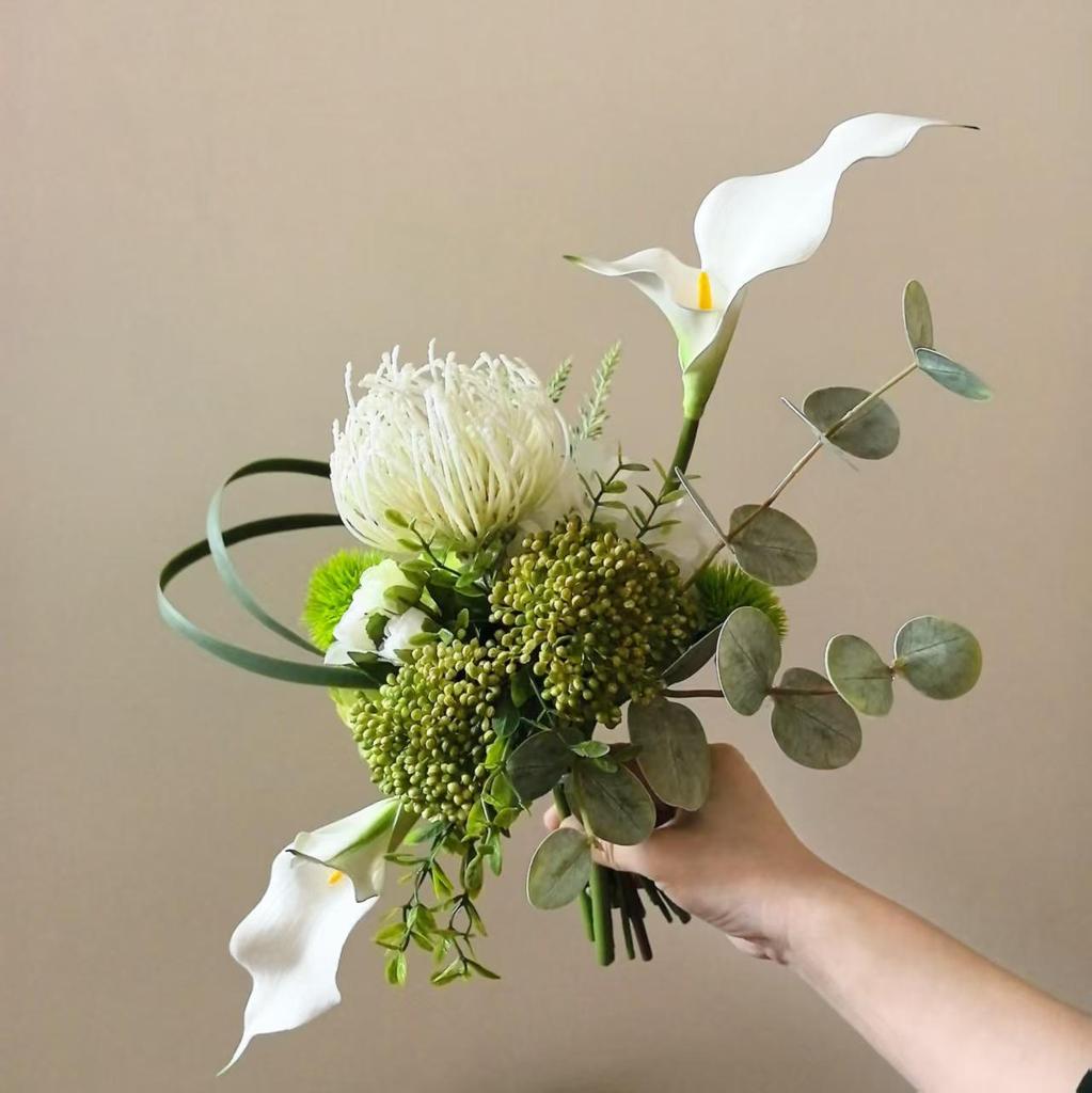 M442 White & Green Handheld Bouquet: Simulation Flower Props for Photography, Travel, Wedding, and Home Decor.