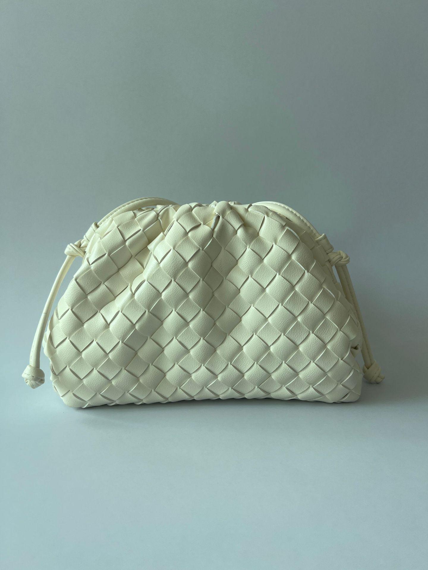 Трендовая женская плетеная сумка-облако-пельмень кроссбоди и клатч 2023