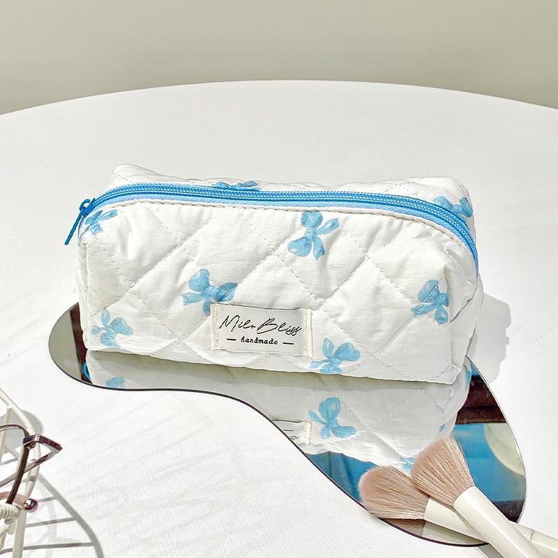 

«Шикарная и вместительная хлопковая косметичка»: Высококачественное портативное хранилище для косметики и туалетных принадлежностей. pencil case белый/синий