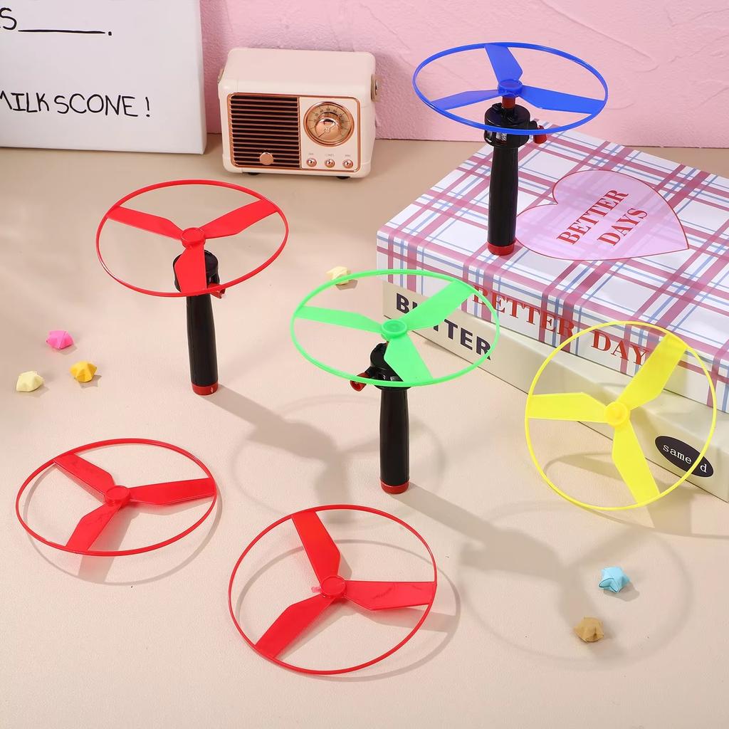 Giocattolo Elicottero Lanciadisco Giocattolo Set Include 1 Lanciatore a Corda e 2 Dischi Volanti Lanciadisco Volante da Esterno Giocattolo Colori Casuali
