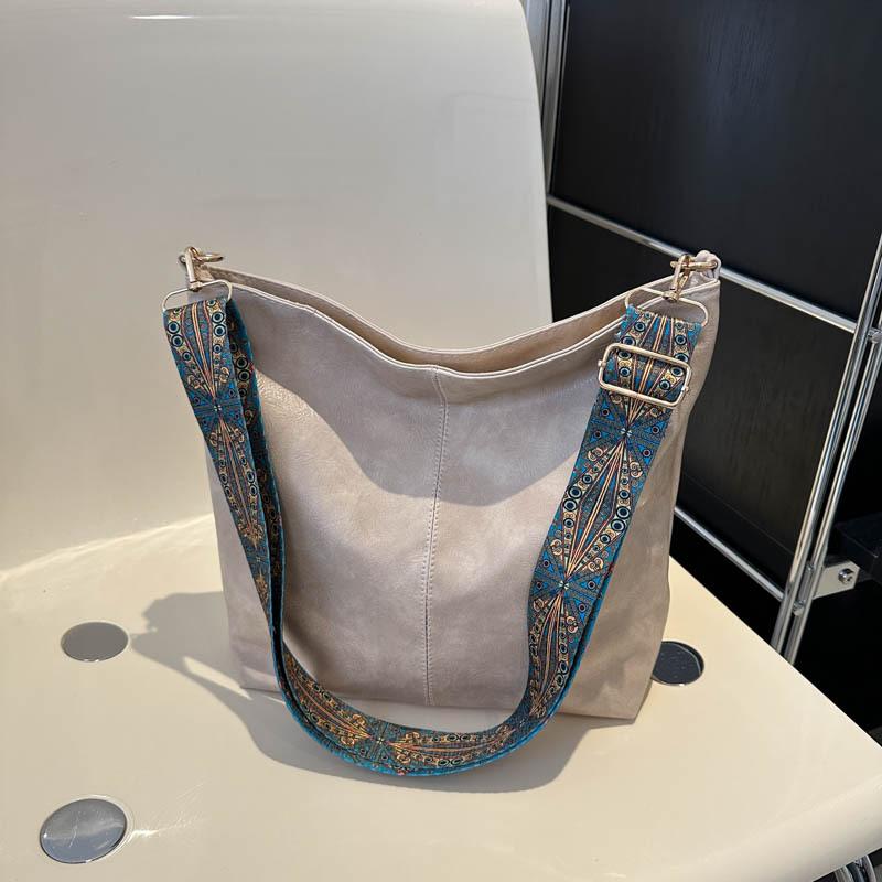 

Сумка большой вместимости женская 2025 осень новая ретро широкополосная плечевая сумка-мессенджер однотонная текстурная сумка-ведро для通勤 хаки