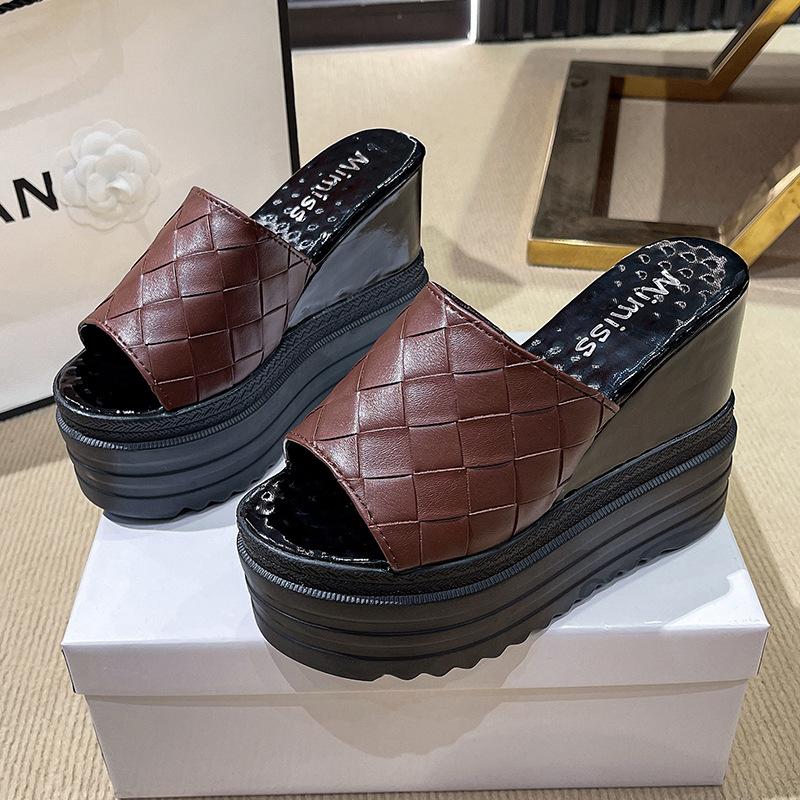 

Тканые прохладные тапочки супер высокий каблук толстая подошва шлепанцы на одном слове новые тапочки на танкетке для улицы внутренняя высота увеличение тапочки с открытым носком женские летние 42