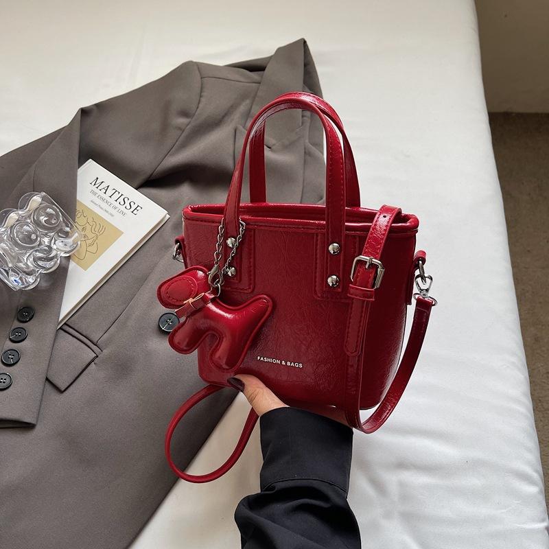 

Korean niche small bag women s 2025 summer new high-value messenger bag popular portable bucket bag this year червоний