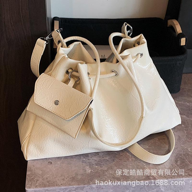 Premium bag 2025 new fashion versatile super fire shoulder bag large capacity commuter messenger bucket tote bag