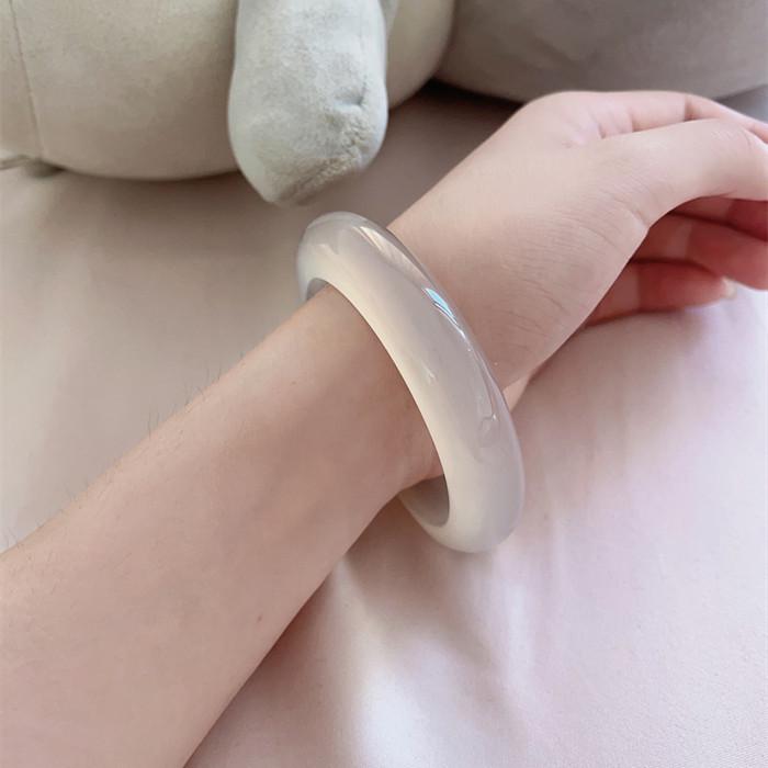 Women's Bracelet: Madagascar Agate Flat Strip with White Ice Jade & Champagne Chalcedony Lychee Jelly Fluorescent Skin-Enhancing Design