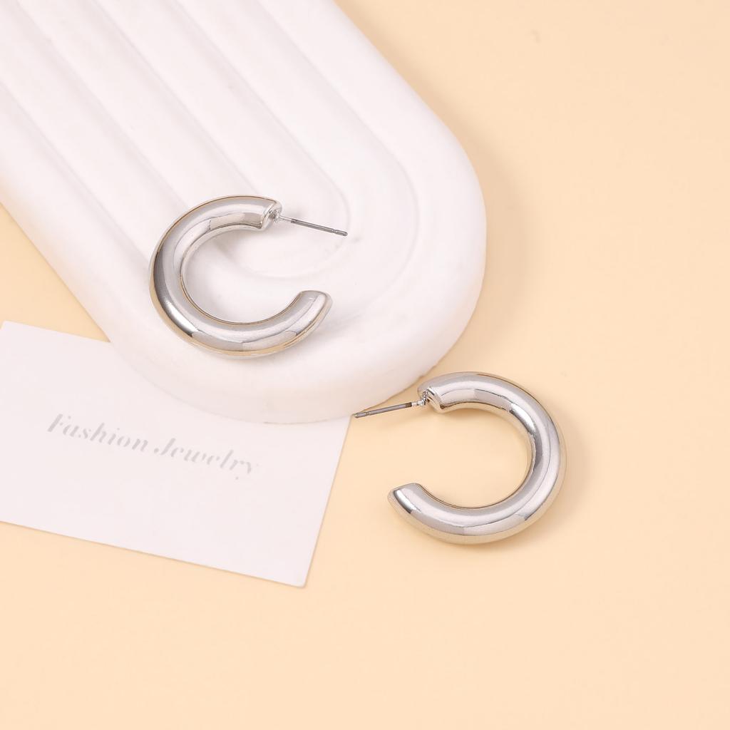 European and American hip-hop punk style metal unique texture, plain ring C-letter stud earrings, light luxury and high-end feel