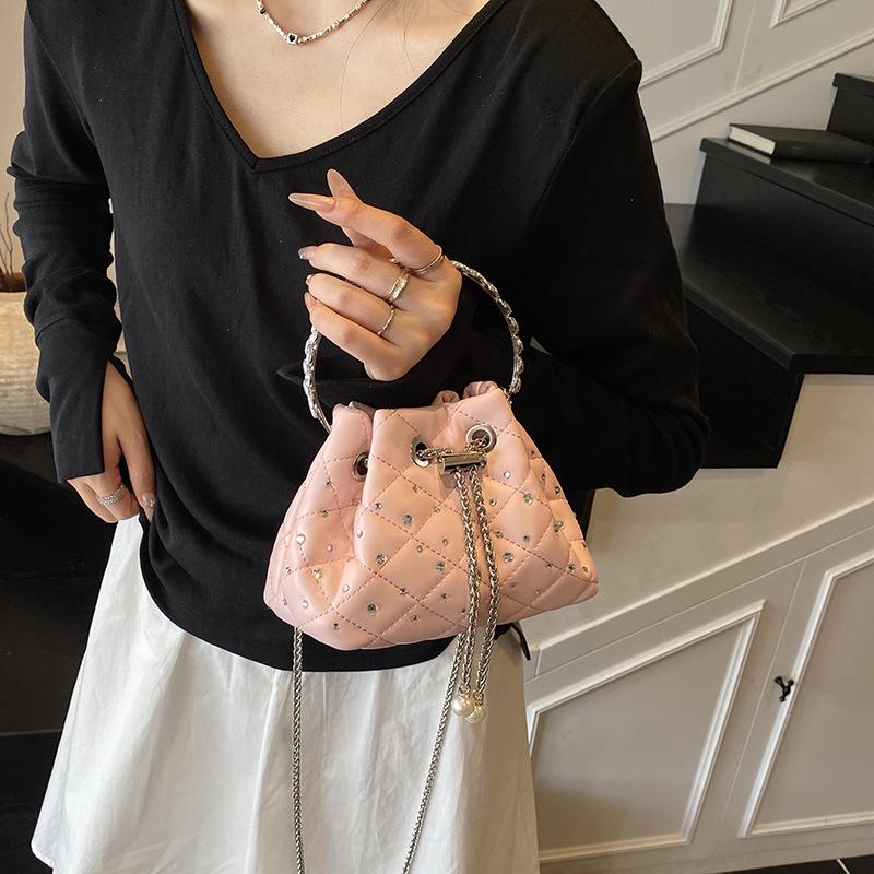 Niche portable bucket bag women's spring new fashion diamond chain bag high value messenger bag