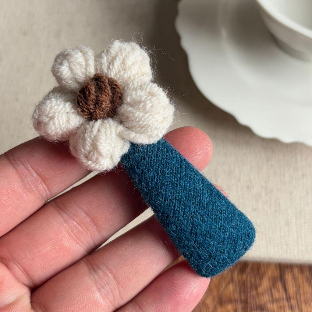 Autumn/Winter Forest-Style Knitted Flower Hair Clip for Bangs