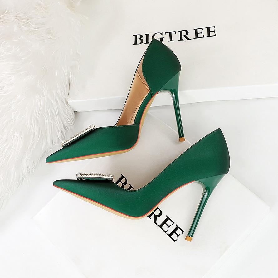 Fashionabla och minimalistiska smala klackar Ultrahöga klackar med långa klackar med spetsig sida, urholkade singelskor, högklackade skor för kvinnor