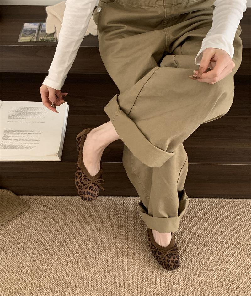 

Niche retro Doudou shoes 2025 new autumn shallow mouth single shoes bow square head versatile flat bottom commuter ladyshoes 39 леопардовый