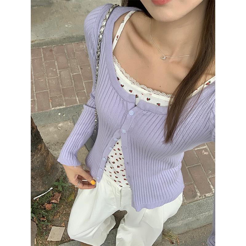 Pure Desire Heißes Mädchen Lila Gestapelter Gestrickter Cardigan Damen Herbst Rundhals Rechte Schulter Schmal Geschnitten Jacke Atemberaubendes Kurzes Oberteil