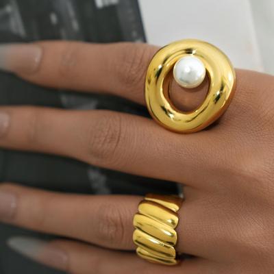 Europäische & amerikanische Mode: Geometrischer offener Ring aus Edelstahl mit Perle und glattem, hohlem Design