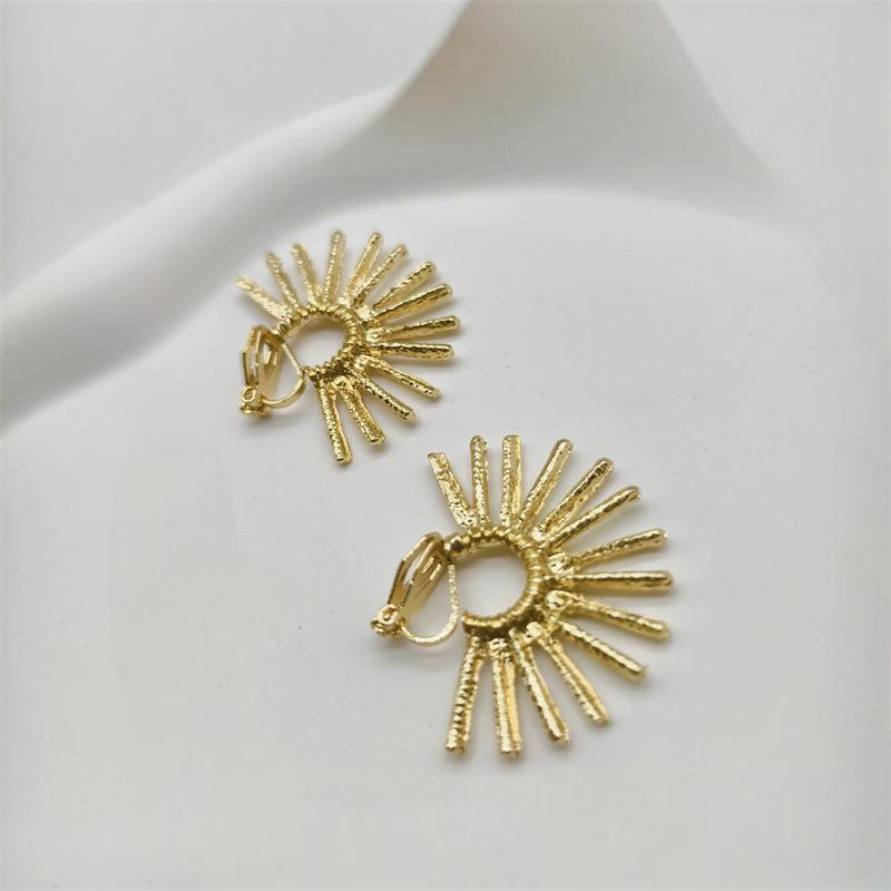 

Не требуется прокола. Винтажные металлические клипсы для ушей в виде подсолнуха. Простые, эффектные, новые, без прокола.