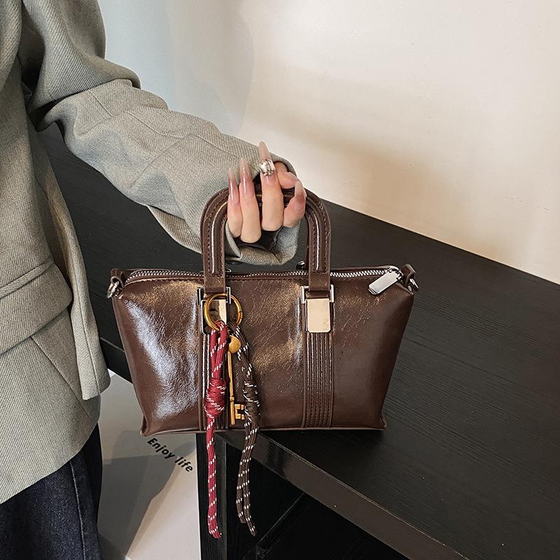Retro texture small bag women 2025 new portable pillow bag premium versatile commuter messenger bag