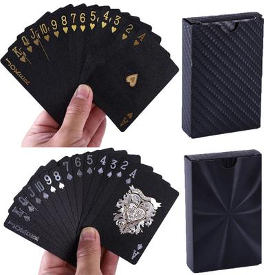 Um baralho de cartas de jogar 2 estilos de plástico com laminado dourado lavável criativo preto e dourado cartas mágicas à prova d'água