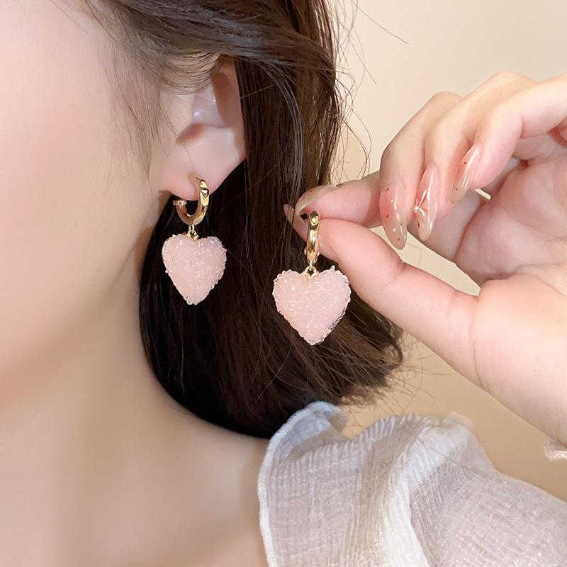 Forest-Style Pink Diamond Heart Stud Earrings: Minimalist, Gentle, Versatile Design for Spring and Summer.