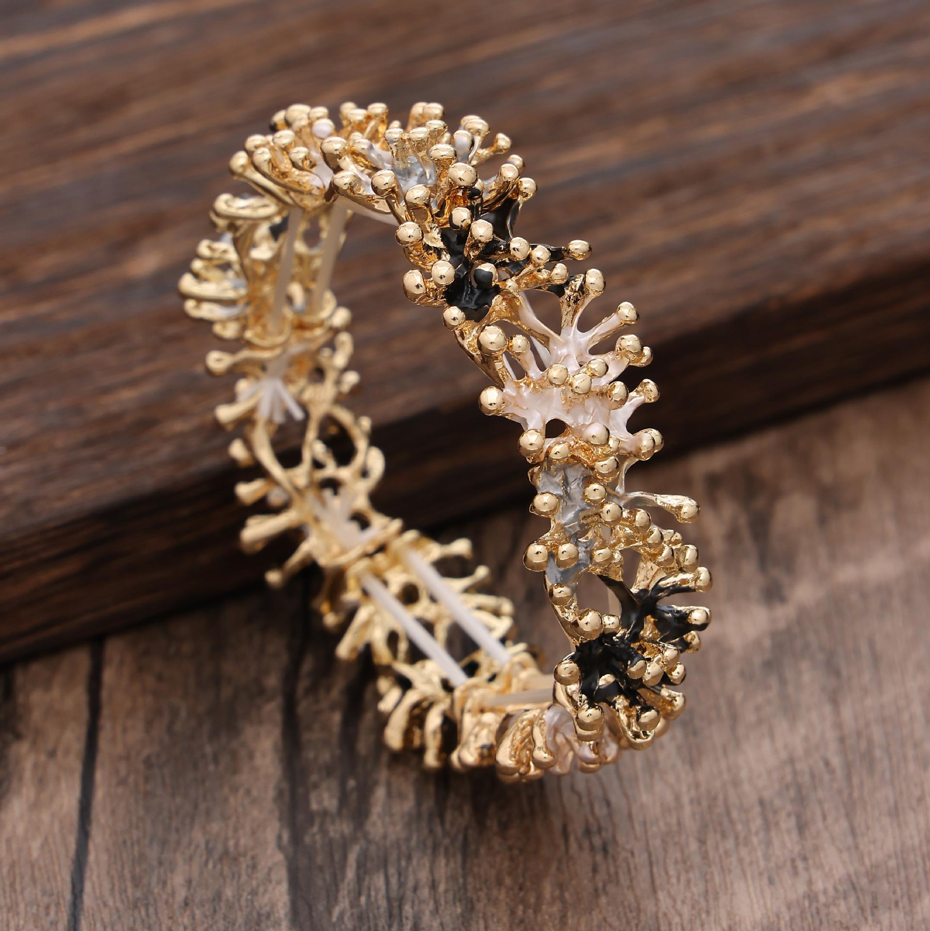 

Цветная живопись масло морской коралл эластичный браслет, преувеличенный женский полый линейный браслет