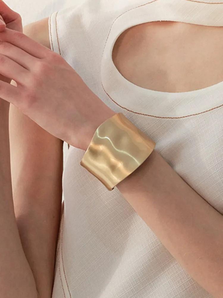 

Alloy Bracelet Fashionable Irregular Gold Shiny Open Bracelet золотий