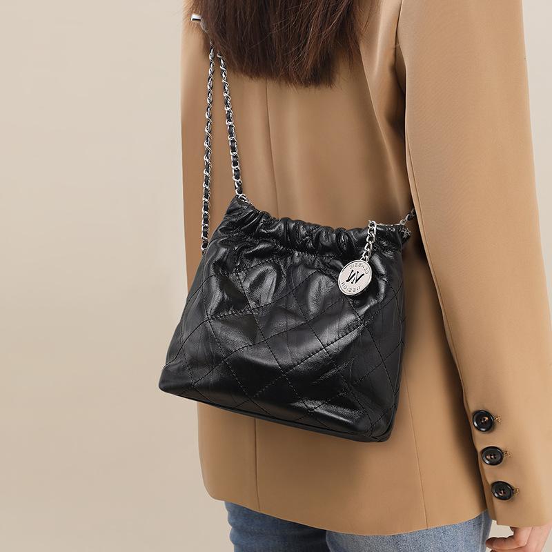 

Bucket Bag for Women 2025 New Fashion Crossbody Bag Chain Bag Quilted Underarm Bag Versatile Shoulder Bag чорний