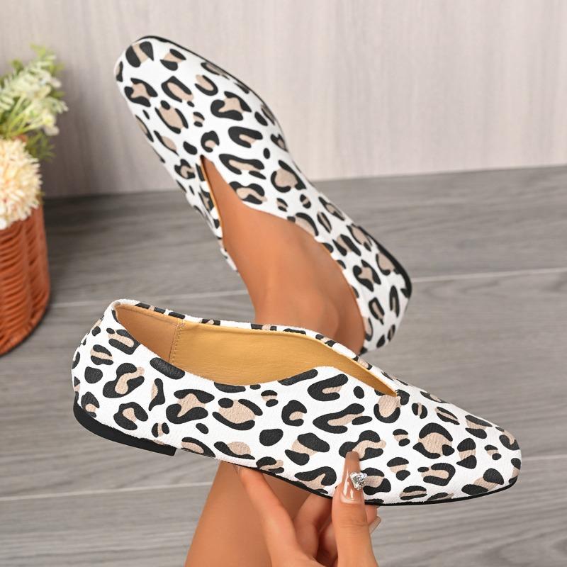 

Large size leopard print flat-soled single shoes for women s spring and autumn new casual soft-soled shallow mouth square head single shoes 35