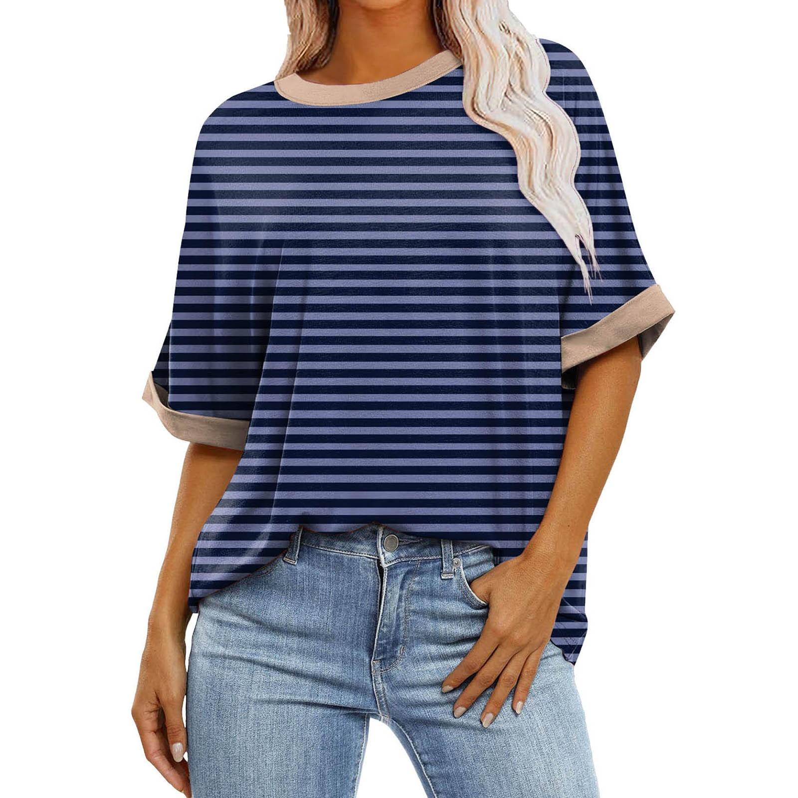 Женская свободная объемная футболка в градиентную полоску с круглым вырезом и длиной — фото 10