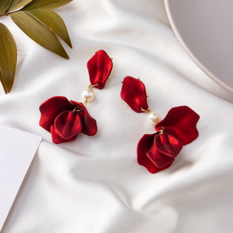 Korean Style Pearl Rose Petal Leaf Earrings, 925 Silver Needle for Women.