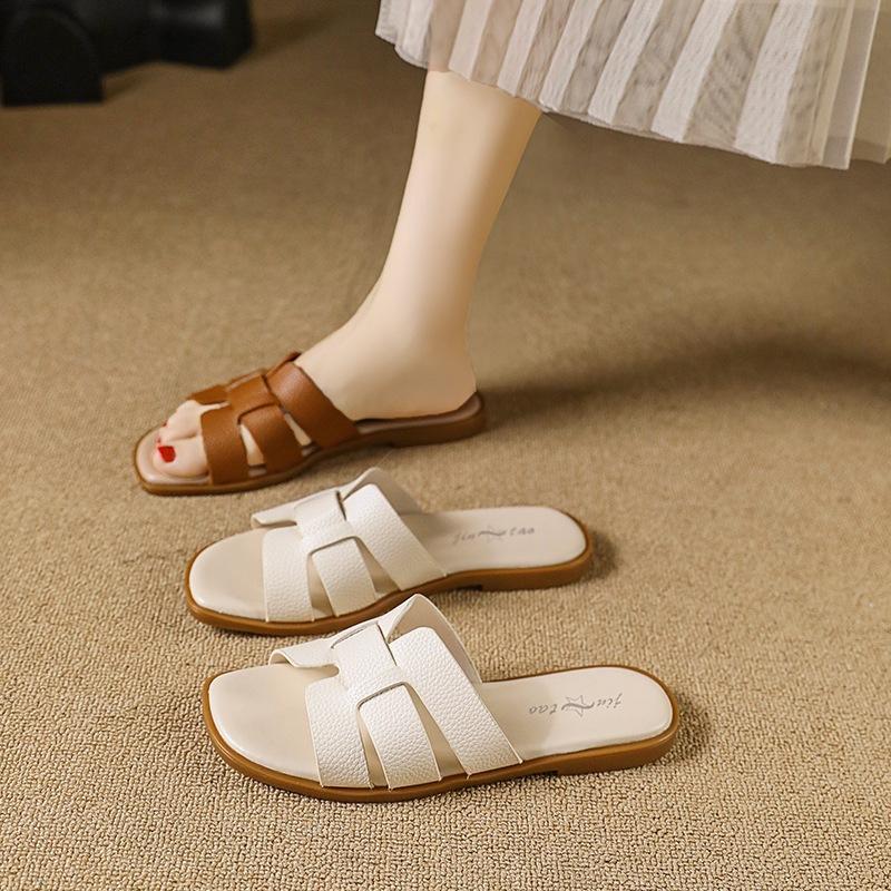 Summer New Woven Slippers 2025 Temperament Wear Casual Flat Bottom Word French Fashion Versatile Beach Sandals