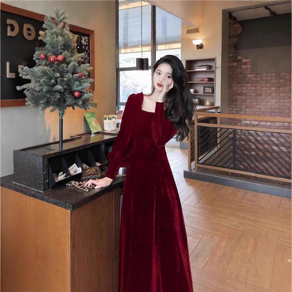 Retro Gold Velvet Waist-Hugging Dress: Autumn/Winter 2025 French Hepburn Style Mid-Length with Square Neck