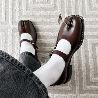 IPPEUM Tabi Mary Janes schoenen voor dames met gesp, plus size 35-44, bordeauxrood/zwart PU-leer, platte schoenen met gesplitste neus, Tabis loafers