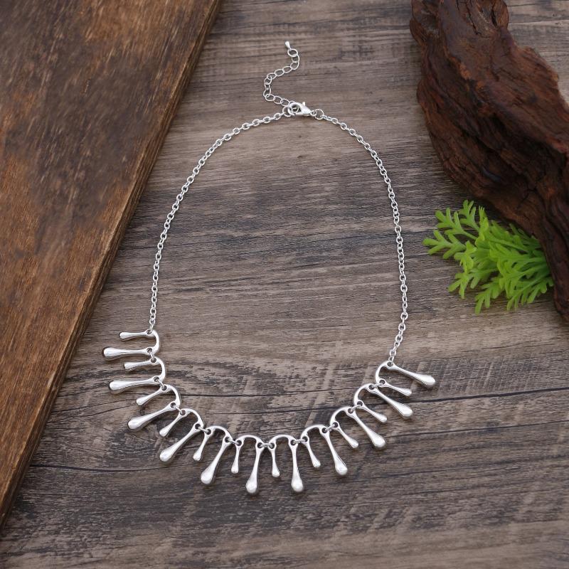 New Irregular Water Drop Shaped Glossy Necklace Women's Creative High Sense Geometric Water Drop Shaped Versatile Necklace